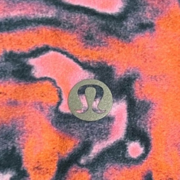 Lululemon wunder under shorts. Size 6 - Picture 8 of 8